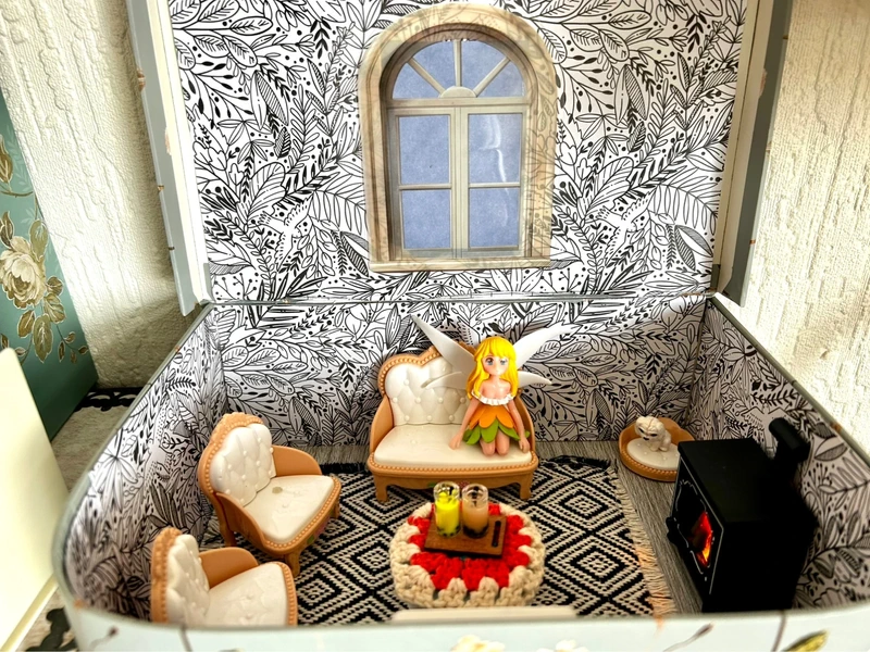 Fairy cosy Lounge scene in a suitcase. — photo 3