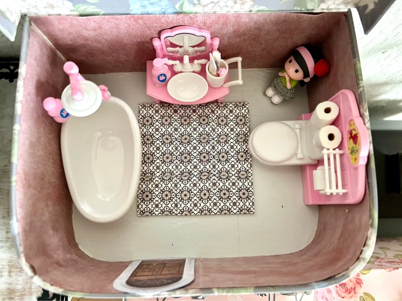 Fairy traditional bathroom Scene in a Suitcase — photo 2